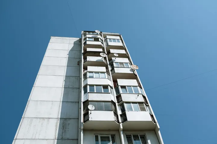 Панельний багатоповерховий будинок на тлі ясного неба